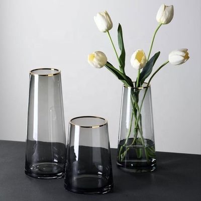 Moderne handgefertigte transparente Kristallglas-Blumenvase zur Dekoration von Wohnungen und Hotels