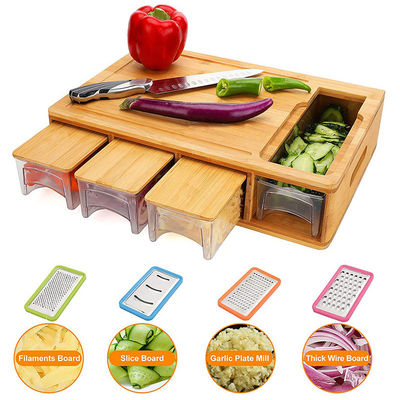 Einfache Zubereitung von Käse und Gemüse mit einem runden Schneidbrett für die Pizza