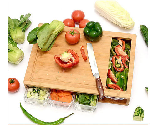 Einfache Zubereitung von Käse und Gemüse mit einem runden Schneidbrett für die Pizza