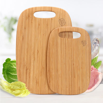 Einfache Zubereitung von Käse und Gemüse mit einem runden Schneidbrett für die Pizza