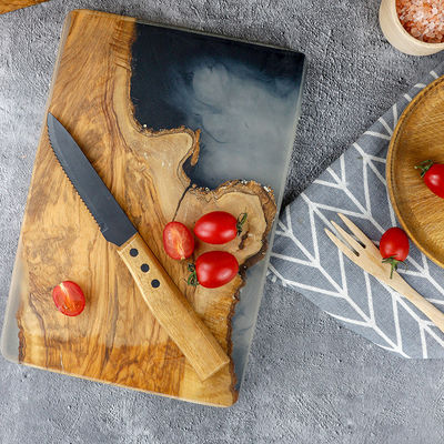 Einfache Zubereitung von Käse und Gemüse mit einem runden Schneidbrett für die Pizza