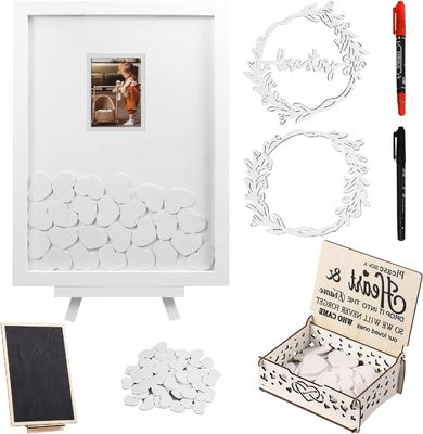 Hochzeitsfeier-Rahmen mit verbrannten Holzdekorationen im europäischen Stil auf dem Land