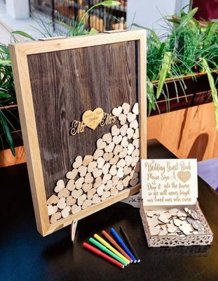 Alternative rustikale Hochzeitsdekorationen Lackierte Holzherzen Gästebuch für individuelle Größe