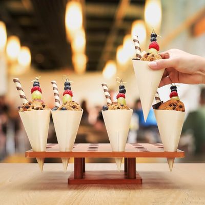 Holz-Eis-Kegel-Halter Stand in einfachen Farben für Food-Trucks oder Catering-Events