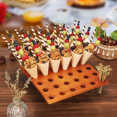 Holz-Eis-Kegel-Halter Stand in einfachen Farben für Food-Trucks oder Catering-Events