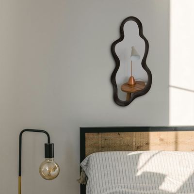 Schöne Wohnkultur Unregelmäßiger Wandspiegel mit schwarzem Holzrahmen und moderner Badezimmerdekoration