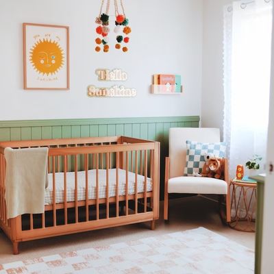 Sparen Sie Platz und verleihen Sie Ihrem Kinderzimmer Stil mit einer Acryl-Floating-Buchregalwand