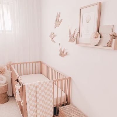 Sparen Sie Platz und verleihen Sie Ihrem Kinderzimmer Stil mit einer Acryl-Floating-Buchregalwand