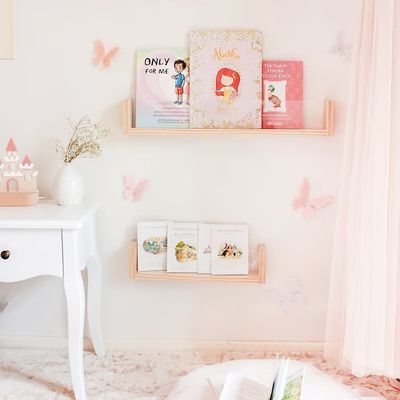 Sparen Sie Platz und verleihen Sie Ihrem Kinderzimmer Stil mit einer Acryl-Floating-Buchregalwand