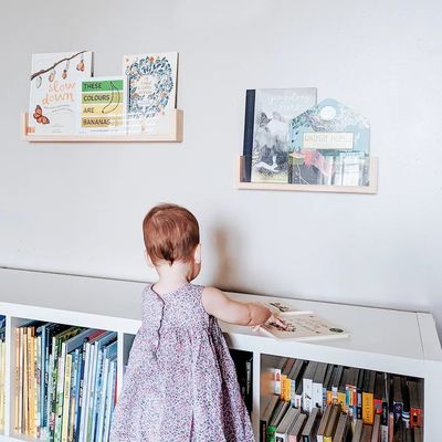 Sparen Sie Platz und verleihen Sie Ihrem Kinderzimmer Stil mit einer Acryl-Floating-Buchregalwand