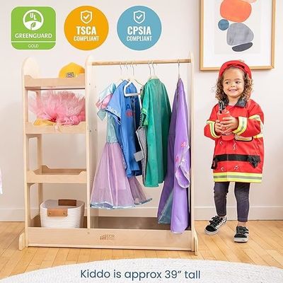 Set von Kinder Montessori Garderobe Kleidung und Kostüm Organisator