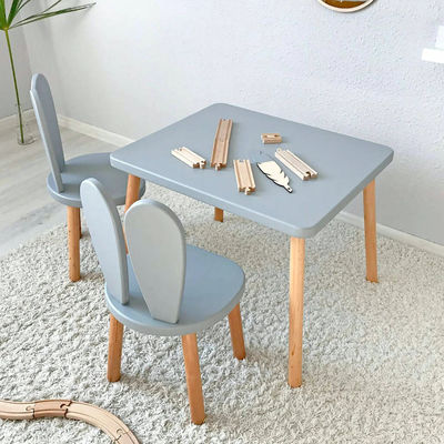 Holztisch und Stühle für Kinder mit modernem Design
