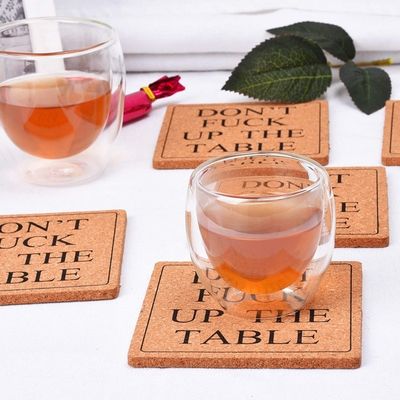 Ein Hauch Eleganz mit einem Fleckfarben-Kork-Coaster aus Holz