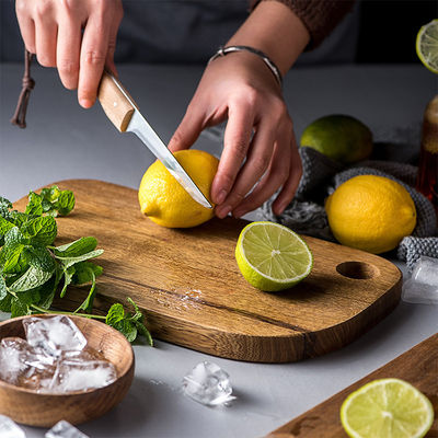 Akzeptierte Maße Schwarze Walnussbrotplatte aus Holz für Früchte und Portionen 40x23cm