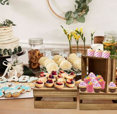 Holzkuchenständer im rustikalen Stil mit 4 individuell angepassten Logos