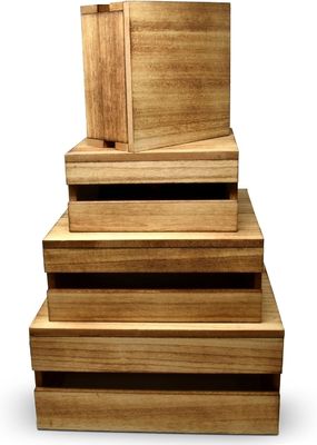 Holzkuchenständer im rustikalen Stil mit 4 individuell angepassten Logos