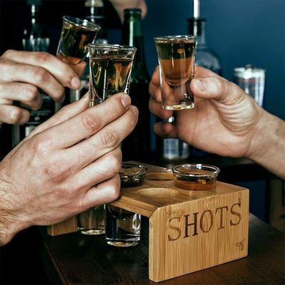 Lackiertes Holz-Gemeinschaftsbecher mit Schotglas Einfaches und Nützliches Design