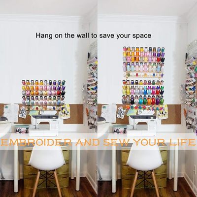 Holzfadenregal für die Organisation von Stickereien Quilting und Nähfäden im Wohnzimmer