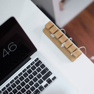 Holzkabel und Ladegerät organisieren für quadratischen Tisch Ladegerät Halter
