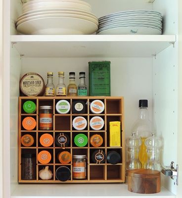 Küchenspeisenregal aus Bambusholz mit Schattenboxen und verstellbarem Schwimmblatt