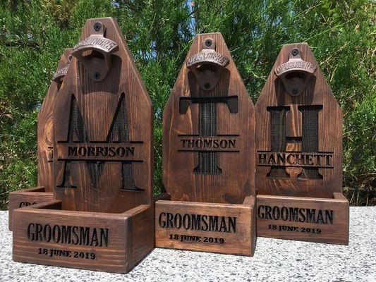 Personalisierte Holz Wand Montage Bierflaschenöffner für Hochzeit Trauzeugen Geschenk