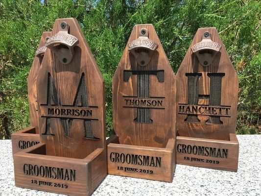 Personalisierte Holz Wand Montage Bierflaschenöffner für Hochzeit Trauzeugen Geschenk