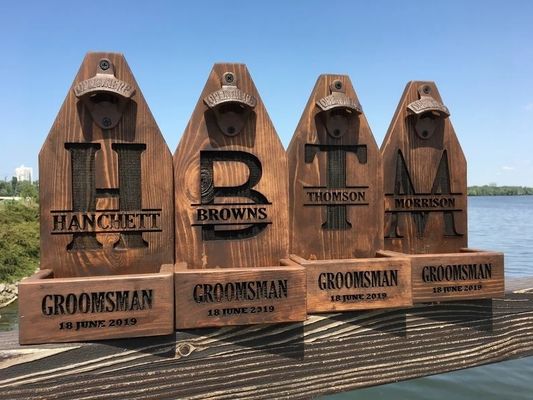 Personalisierte Holz Wand Montage Bierflaschenöffner für Hochzeit Trauzeugen Geschenk
