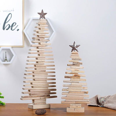 Weihnachtsbaum Tischdekoration Ornamente mit einfachem Design und natürlicher Holzfarbe
