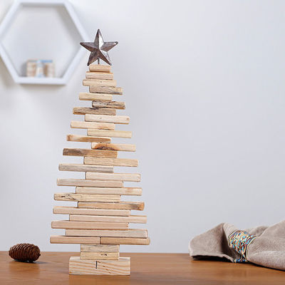 Weihnachtsbaum Tischdekoration Ornamente mit einfachem Design und natürlicher Holzfarbe