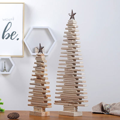 Weihnachtsbaum Tischdekoration Ornamente mit einfachem Design und natürlicher Holzfarbe