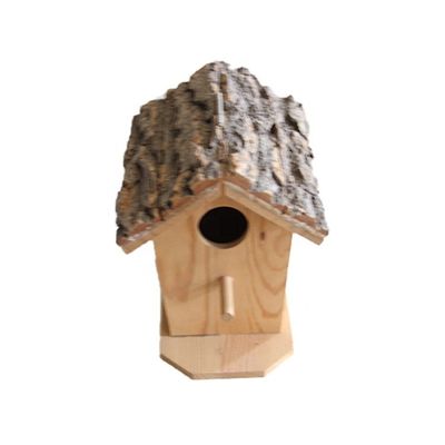 Handgefertigtes Holzvogelhaus für die Gartendekoration