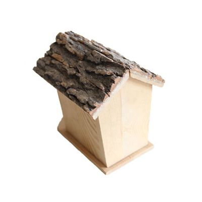 Handgefertigtes Holzvogelhaus für die Gartendekoration