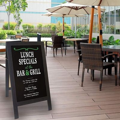 Windbeständige Massivholz-Kreide-Board-Stand aus Kiefernholz mit individuellem Logo