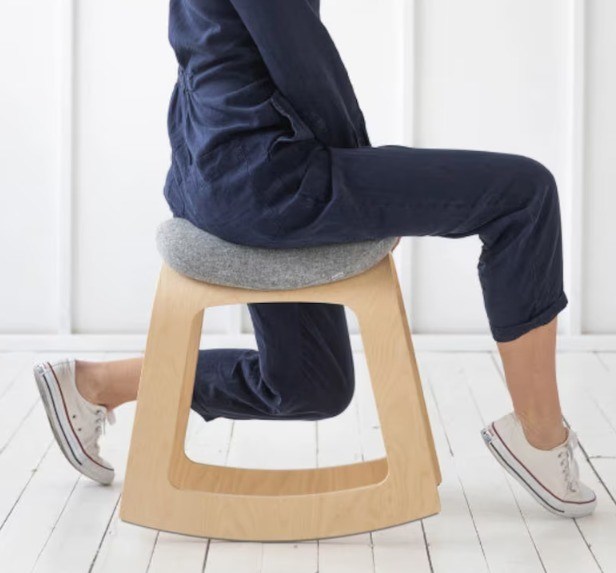 Druckerei Home Office Ergonomischer Sattelstuhl mit moderner Holzkonstruktion