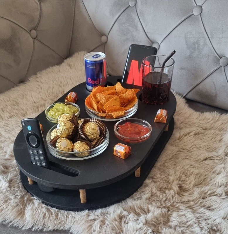 202406 Schwarze Couchbar mit 4 Glasschüsseln