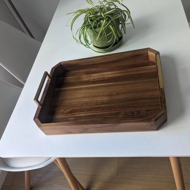 Küche Restaurant Holz servieren Tablett mit Gold poliert Metallgriffe Walnuss