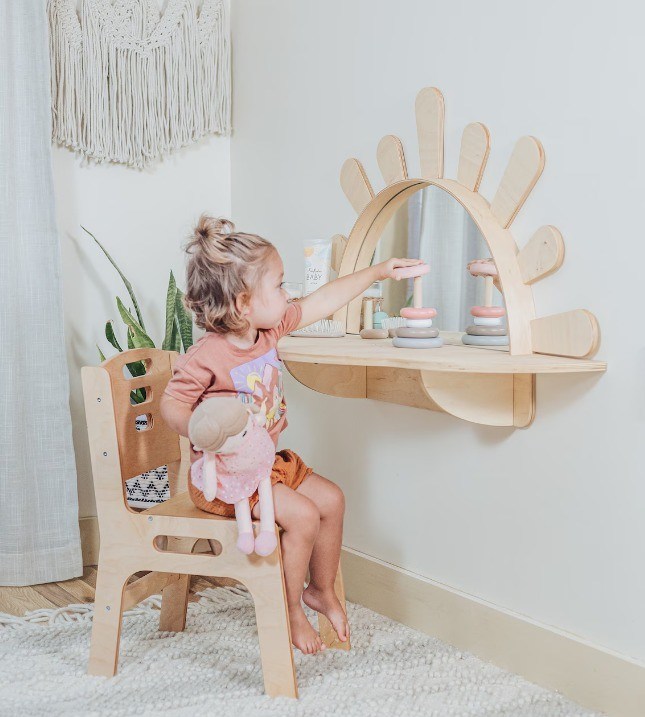 Wohnzimmer Wandmontierte Aktivitätstisch mit Stuhl Holzstil PANEL Kleinkindermöbel