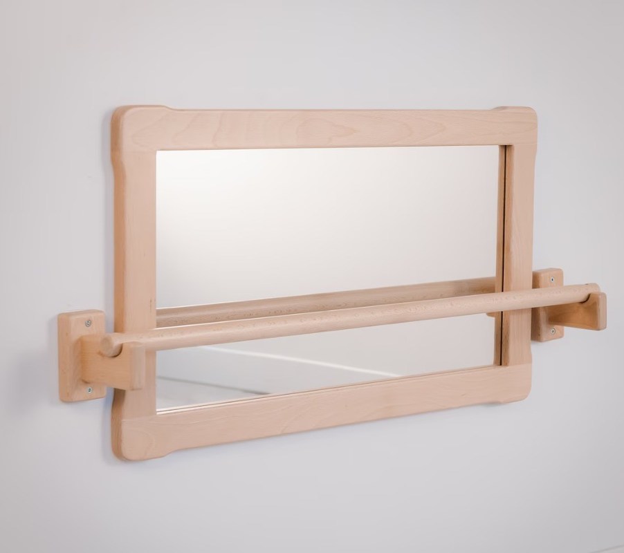 Montessori-Großspiegel und Holzbar sparen Platz für das chinesische Jahr