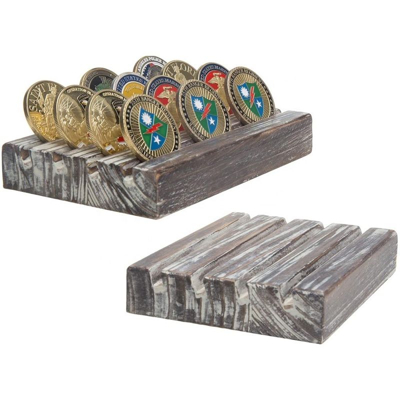 Gemaltes Braun 4 Reihen Brändes Holz Militärische Herausforderung Münzen Display Halter Stand 4x6x1 Zoll