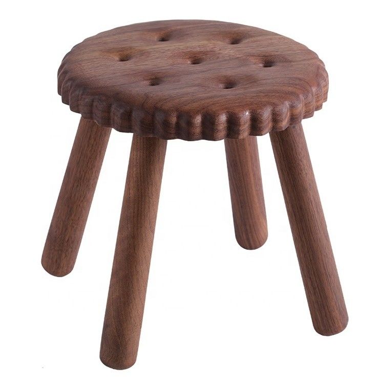 Kleine Kinderfreude Holzhocker in Cookieform aus Buchen-Walnussholz