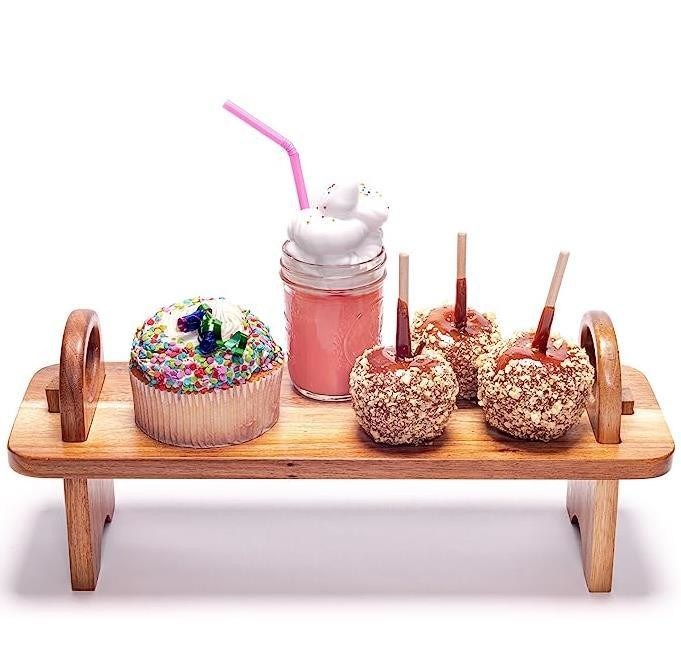 Moderne hochgehobene hölzerne Servierteller für Heimdekoration