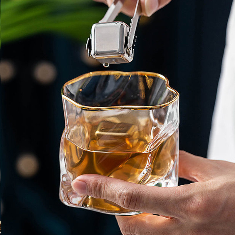 Kristall Whisky Glas Weinkuppe mit verdrehten Linien angepasstes Logo und mehrfarbige Optionen