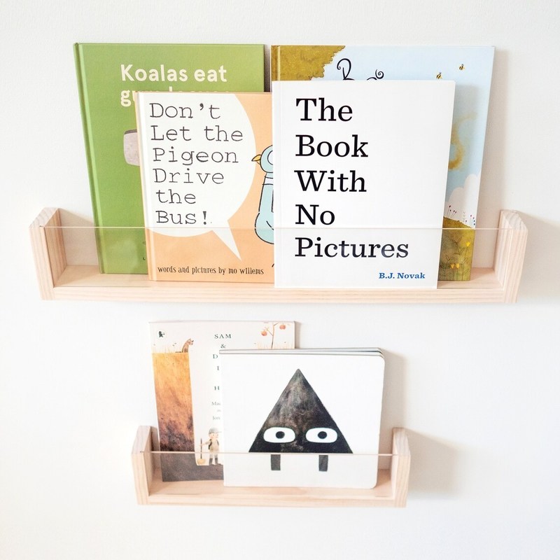 Sparen Sie Platz und verleihen Sie Ihrem Kinderzimmer Stil mit einer Acryl-Floating-Buchregalwand