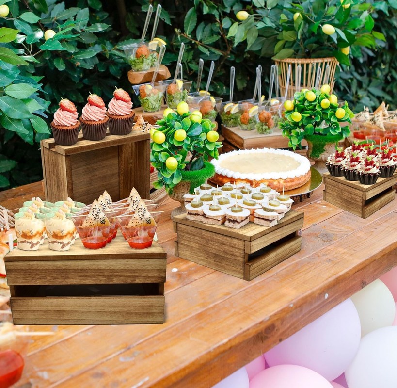 Holzkuchenständer im rustikalen Stil mit 4 individuell angepassten Logos