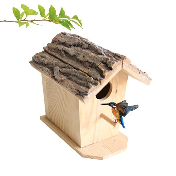 Handgefertigtes Holzvogelhaus für die Gartendekoration